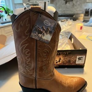 Women's size 5 cowboy boots.  Never worn. Tags still on